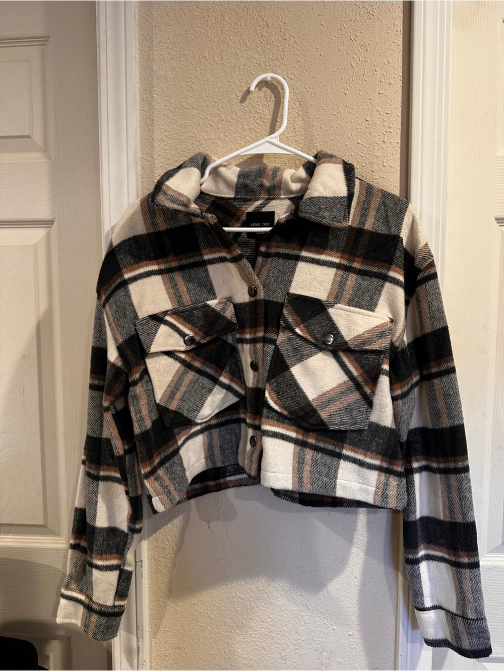 Love Tree Cropped Plaid Shacket in Cream, Black & Brown Size Medium 0493